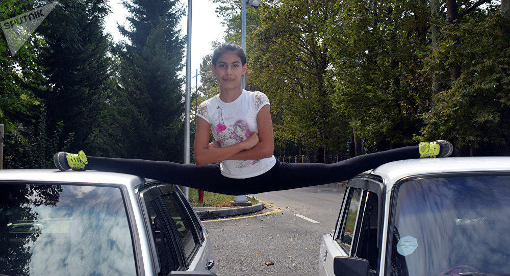 Van Dammın tryukunu bu dəfə 12 yaşlı azərbaycanlı qız təkrarladı - FOTO - VİDEO