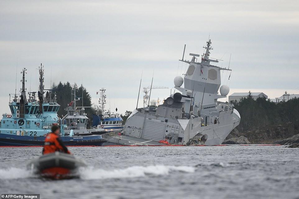 Hərbi gəmi tankerlə toqquşdu, batmağa başladı - VİDEO - FOTO