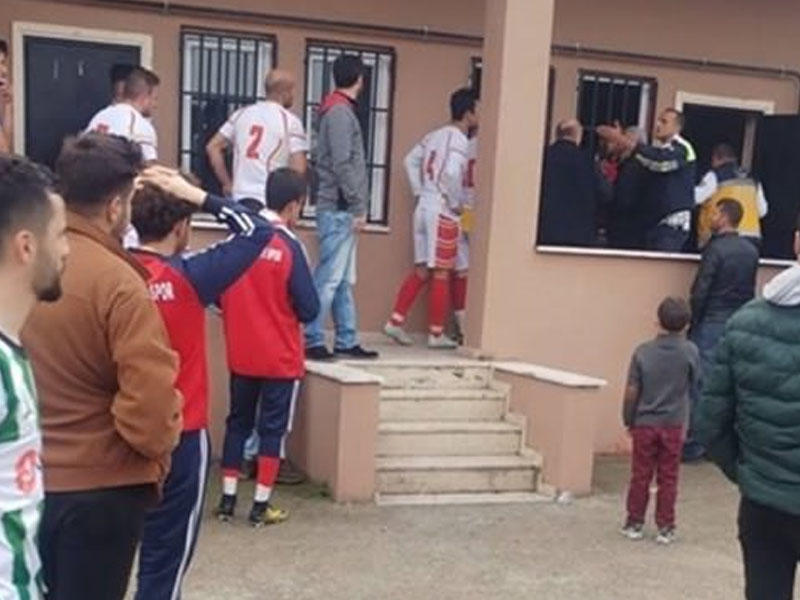 Futbolçu meydanda öldü - Türkiyədə