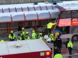 Kanadada ikimərtəbəli avtobus qəzaya uğrayıb: 3 ölü, 25 yaralı - VİDEO - FOTO
