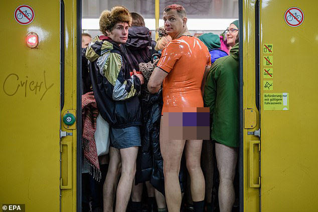 Metroya soyunub girdilər - FOTO