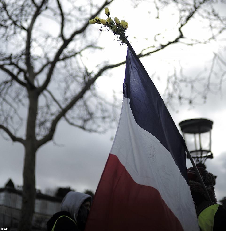 Parisdə etirazçılar banklara və kafelərə hücum edib  - FOTO