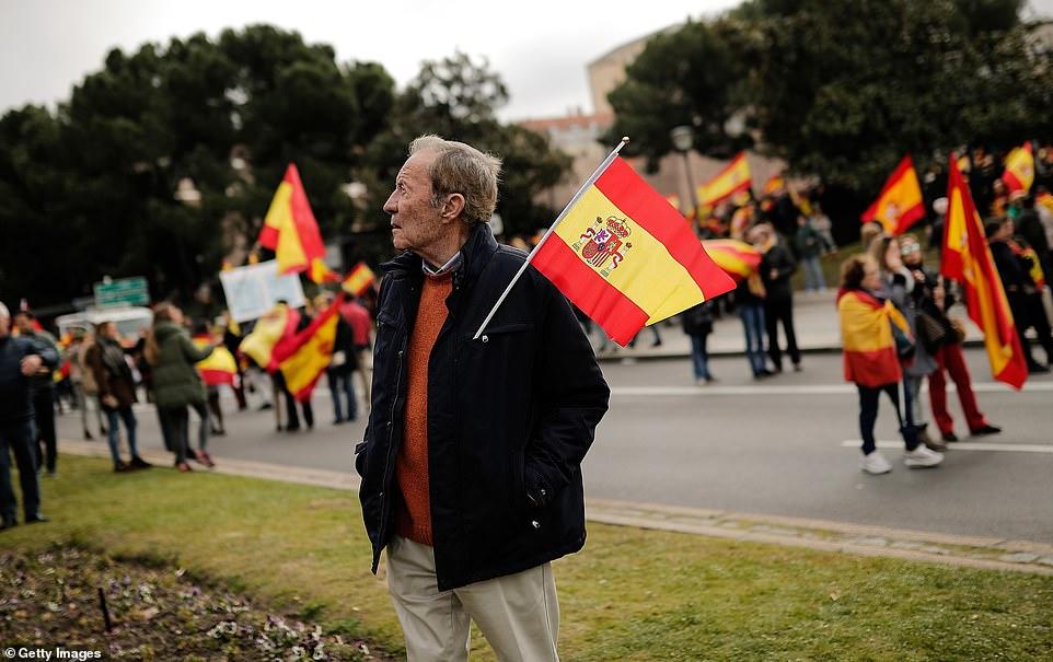 Madrid separatçılara qarşı mitinq keçirdi - FOTO