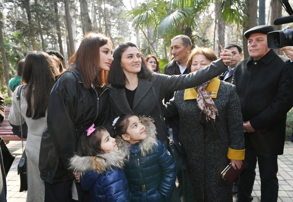 Birinci vitse-prezident Mehriban Əliyeva Gəncənin "Xan bağı"nda sakinlərlə görüşüb - FOTO