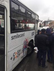 Bakıda avtobus dəhşətli qəza törətdi: 2 nəfər yaralanıb - YENİLƏNİB - VİDEO - FOTO