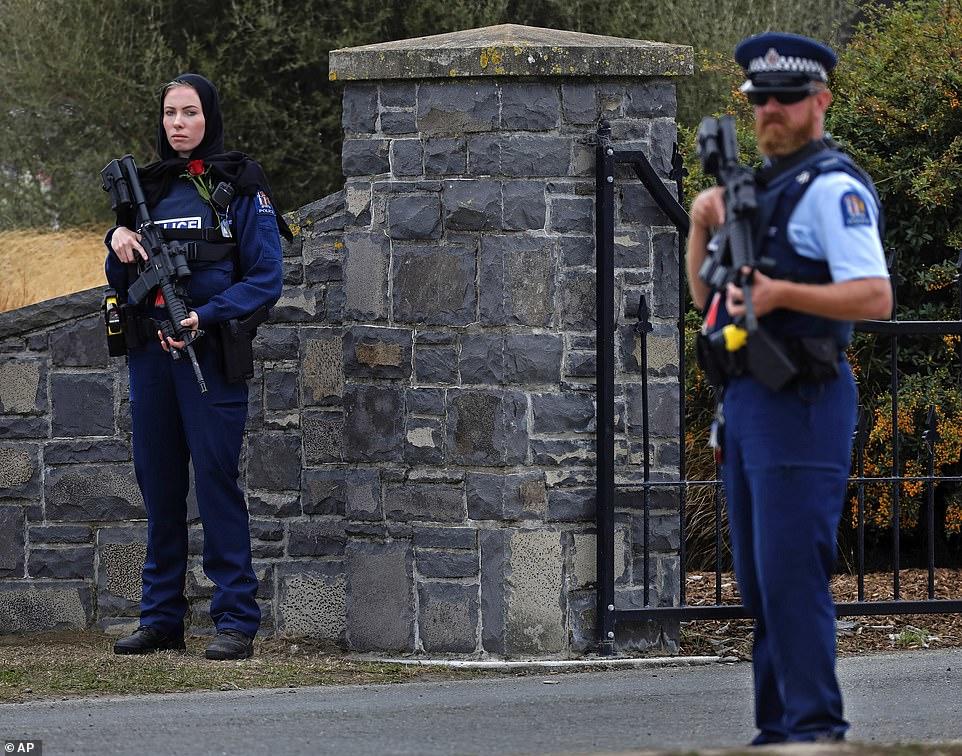 Yeni Zelandiya terrorunun qurbanlarına sayğı göstərən qadın polis dünya gündəmində... - FOTO