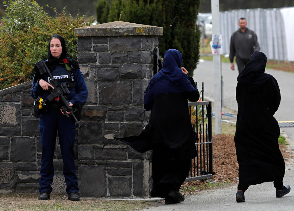 Yeni Zelandiya terrorunun qurbanlarına sayğı göstərən qadın polis dünya gündəmində... - FOTO