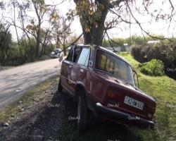 Avtomobil ağaca çırpıldı: ölən var - FOTO