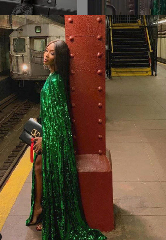 Naomi Kempbell metroya yarıçılpaq mindi - FOTO