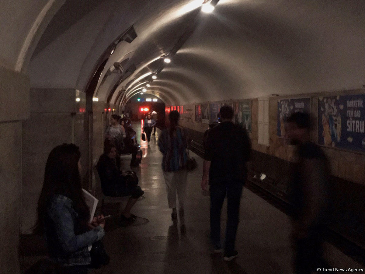 Bakı metrosunda gərginlik: 4 stansiyasında işıqlar söndü - FOTO