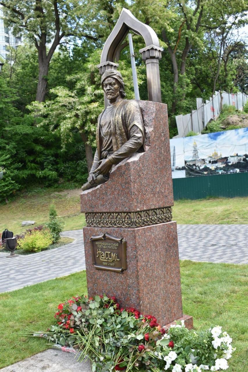 Kiyevdə Nəsiminin heykəlinin açılışı olub - FOTO