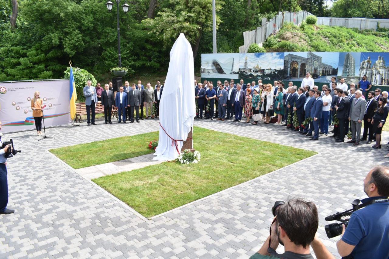 Kiyevdə Nəsiminin heykəlinin açılışı olub - FOTO