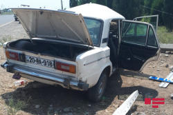 Goranboyda maşın aşdı: 2 nəfər yaralanıb - FOTO