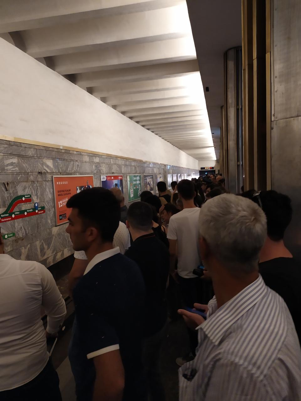 Bakı metrosunda hərəkət İFLİC OLDU - Sərnişinlər qatarda gözlədilər - FOTO
