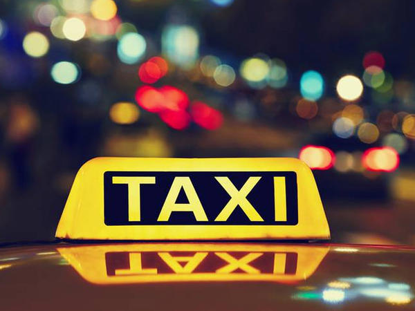 Bakıda taksi sürücüsünü sükan arxasında DÖYÜBLƏR: <span class="color_red">qəza törədib - FOTO</span>
