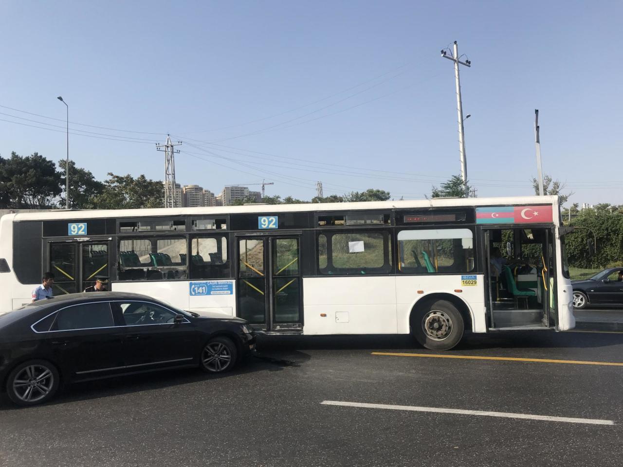 Avtobus qəza törətdi, digər marşrutlar xətdən çıxdı - FOTO