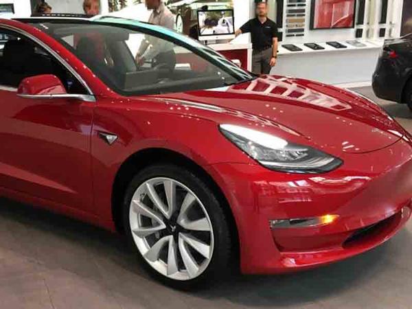 “Tesla” Bakıda ağır qəza törətdi - <span class="color_red">Ölən var - VİDEO</span>