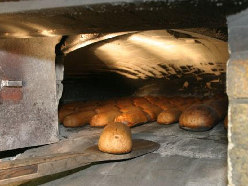 Видео печь хлеб. Печь подовая хлебопекарная дровяная. Хлеб в печи. Русская печь для выпечки хлеба. Печь для выпекания хлеба на дровах.