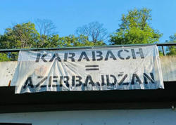 Praqanın mərkəzi körpüsünün üzərindən &quot;Qarabağ Azərbaycandır!&quot; posteri asılıb