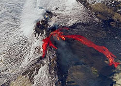 Avropanın ən fəal vulkanlarından birinin püskürməsinin kosmosdan görüntüsü - FOTO