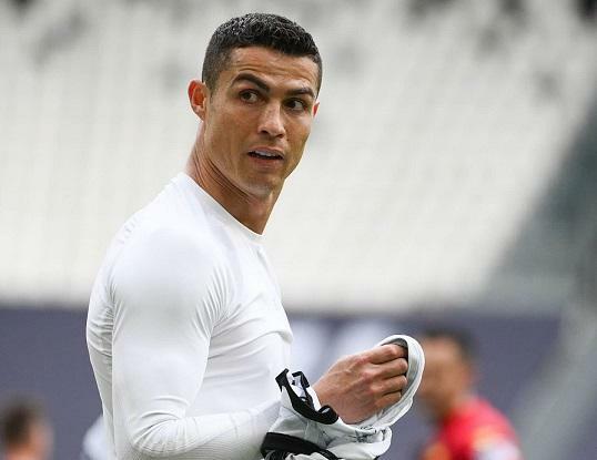 Ronaldo bu dəfə formasını yerə atdı