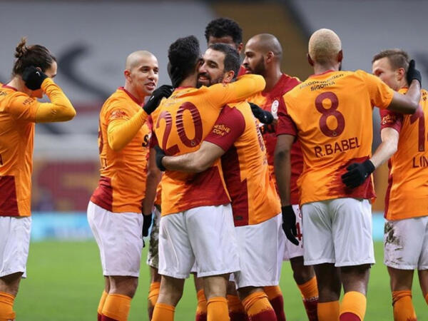 &quot;Qalatasaray&quot; bu futbolçu ilə yollarını ayırır - <span class="color_red">FOTO</span>