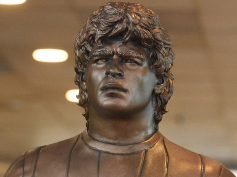 Hava limanında Maradonanın heykəli ucaldıldı