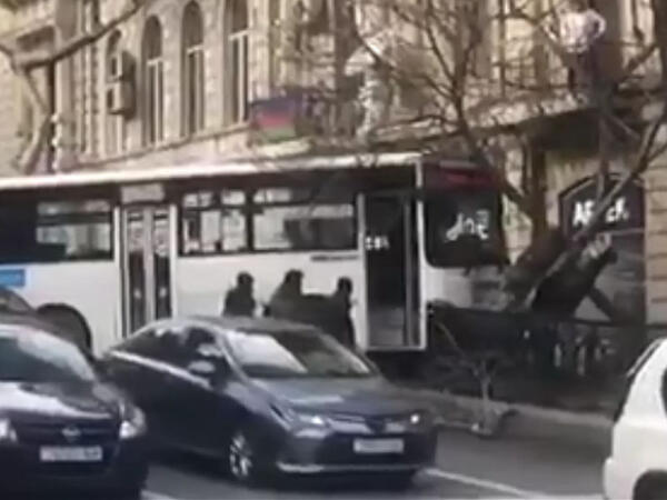 Bakının mərkəzində avtobus qəzası - VİDEO