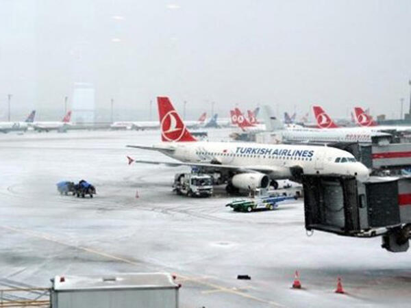 İstanbul hava limanında uçuşlar dayandırıldı