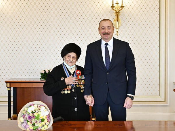 Prezident İlham Əliyev Fatma Səttarovaya “İstiqlal” ordenini təqdim edib - FOTO