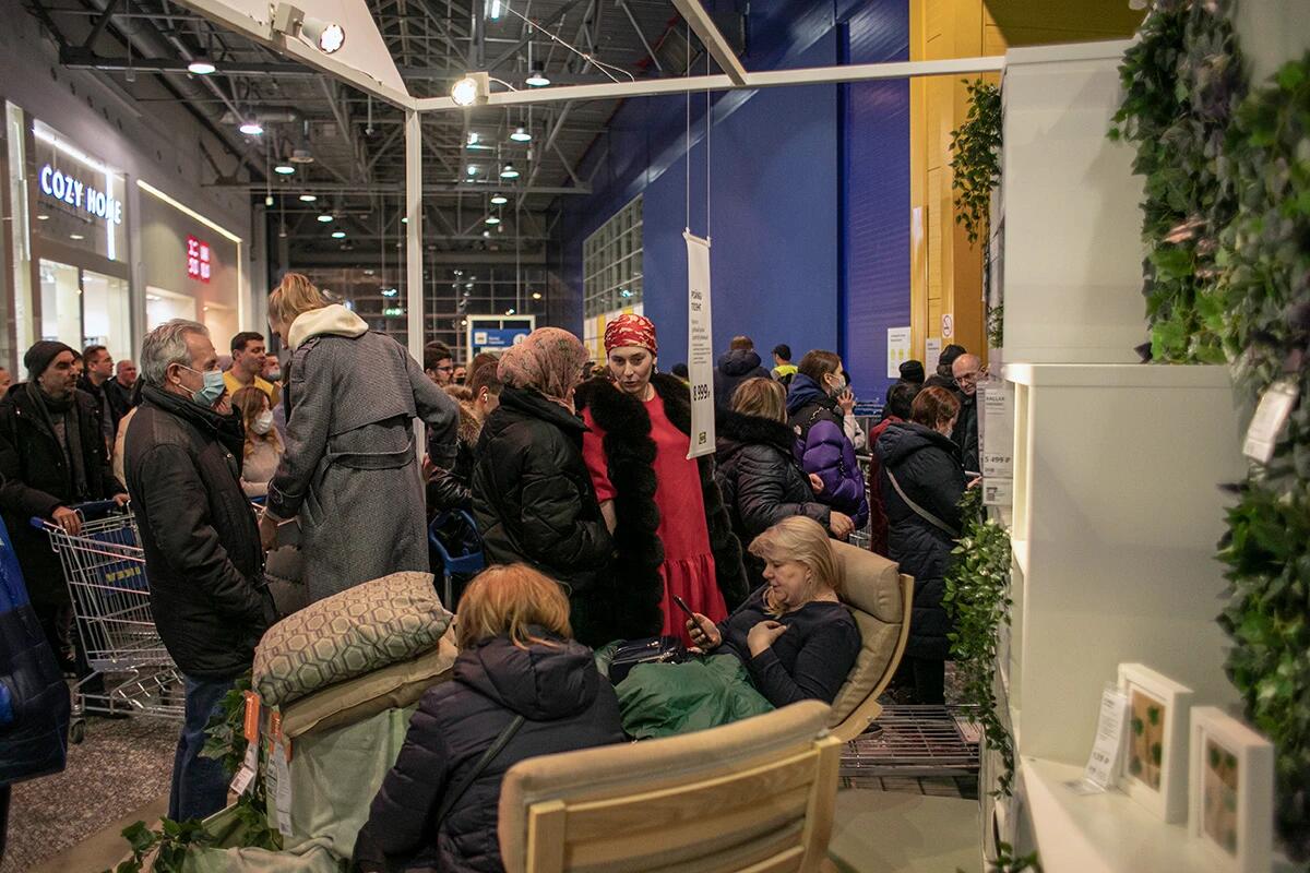 Икеа последние новости 2024. Последний день ikea. Последний день икеа фото. Последний день Икеи картина. Последний день Икеи Помпеи.