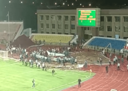 Qazaxıstanda futbol matçı zamanı stadionun <span class="color_red"> damı uçub </span>