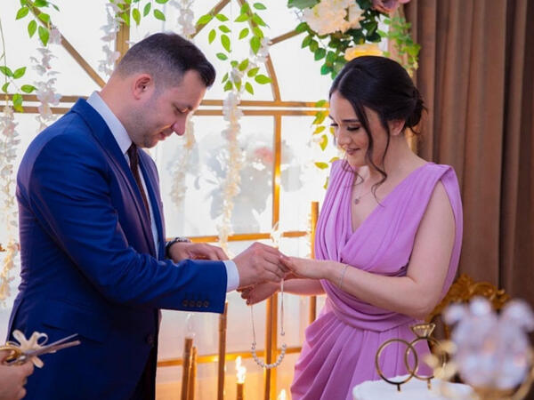 Azərbaycanlı aparıcı nişanlandı - VİDEO - FOTO