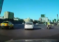 Bakıda &quot;Prius&quot; motosikletçi yol polisini vurdu - Anbaan VİDEO