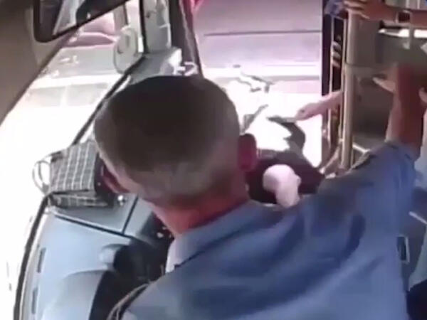 Sürücü onu vuran qadını avtobusdan təpiklə çıxardı - VİDEO