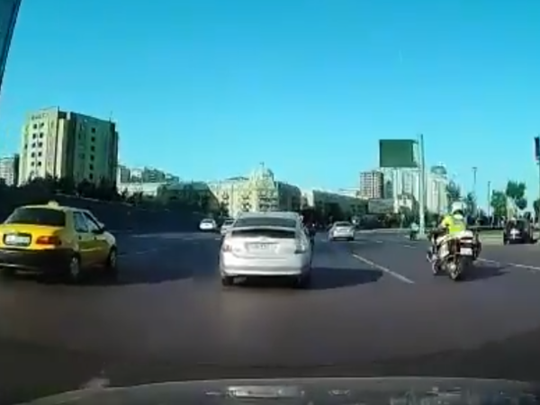 Bakıda &quot;Prius&quot; motosikletçi yol polisini vurdu - Anbaan VİDEO