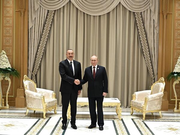 Prezident İlham Əliyev Aşqabadda Putin ilə görüşüb
