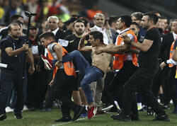 Türkiyə Super Liqasında azarkeş meydanda futbolçuya <span class="color_red">təpik vurub - FOTO</span>
