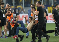 Azarkeş &quot;Beşiktaş&quot;ın futbolçularına hücum etdi - FOTO