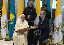 Tokayev Roma Papasına dombra bağışladı