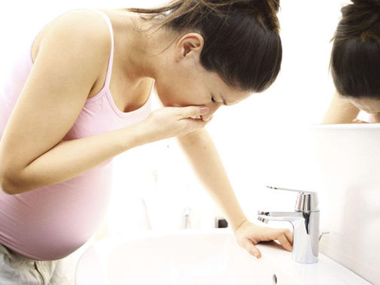 Тошнит ли беременных. Токсикоз беременных. Тошнота беременных. Тошнота и рвота беременных. Беременные женщины токсикоз.