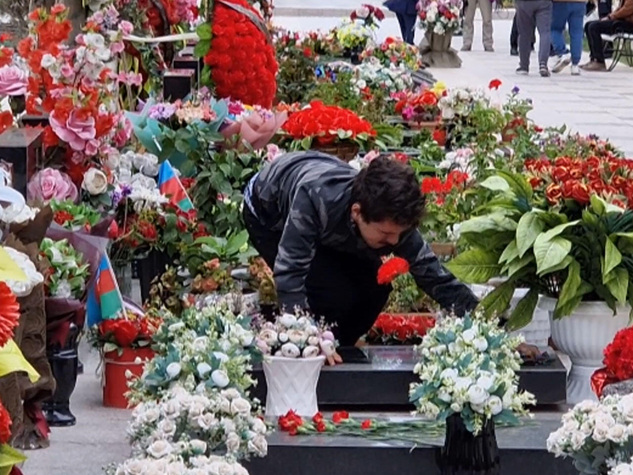 Hər gün Şəhidlər xiyabanında məzarları təmizləyən şəxs kimdir?