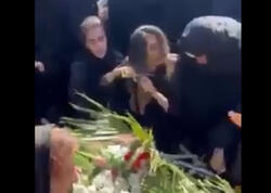 İranda polis güneyli gənci qətlə yetirdi: Bacısı qardaşının məzarı üstündə saçlarını kəsdi - <span class="color_red">VİDEO</span>