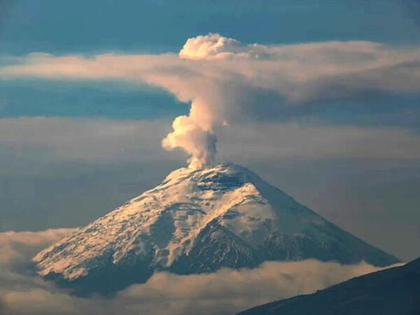 Dünyanın ən böyük vulkanlarından biri oyandı - VİDEO