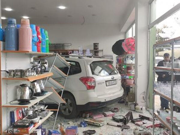 Xaçmazda qadın sürücü avtomobili mağazaya çırpdı - VİDEO - FOTO