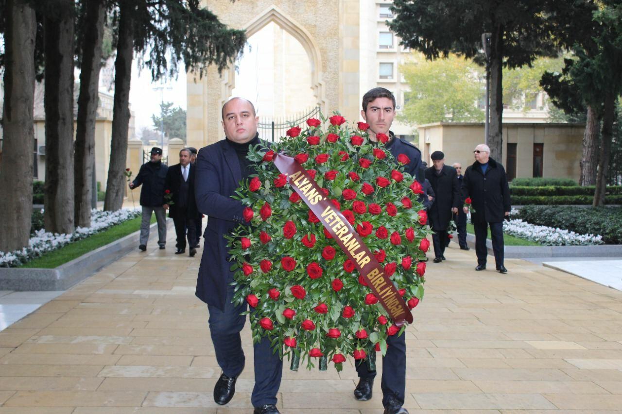 Azərbaycan Xüsusi Xidmət Orqanları Veteranlarının İctimai Birliyinin üzvləri ulu öndər Heydər Əliyevin məzarını ziyarət ediblər - FOTO