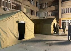 Bakıda partlayış baş verən binanın sakinlərinin qalması üçün çadırlar qurulub - VİDEO - FOTO