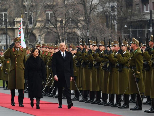 Budapeştdə Prezident İlham Əliyevin rəsmi qarşılanma mərasimi olub - FOTO
