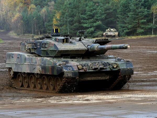 Kanada dörd &quot;Leopard 2&quot; tankından birincisini Ukraynaya göndərib