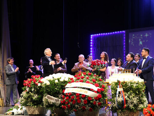 Polad Bülbüloğlu ad gününü Akademik Musiqili Teatrının səhnəsində qeyd etdi